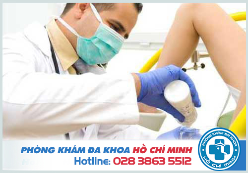 Bác sĩ thực hiện khám vùng kín theo quy trình an toàn