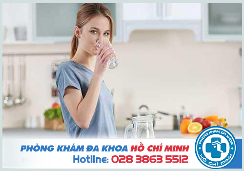 Uống đủ nước thúc đẩy quá trình tiêu hóa ngăn ngừa nứt kẽ hậu môn
